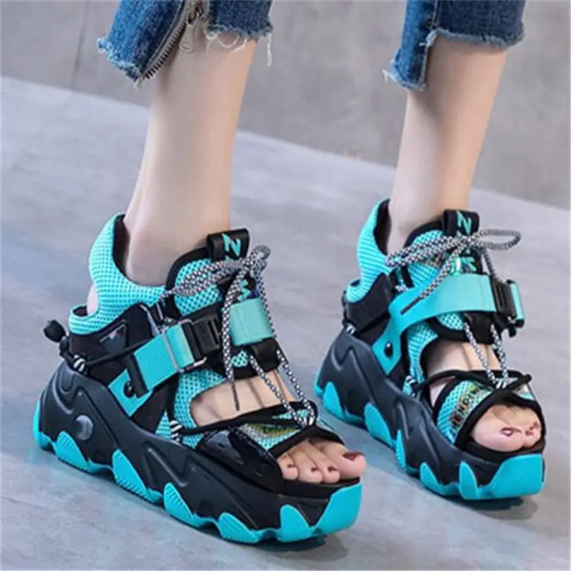 Женские босоножки из лакированной кожи на танкетке модные кроссовки высоком