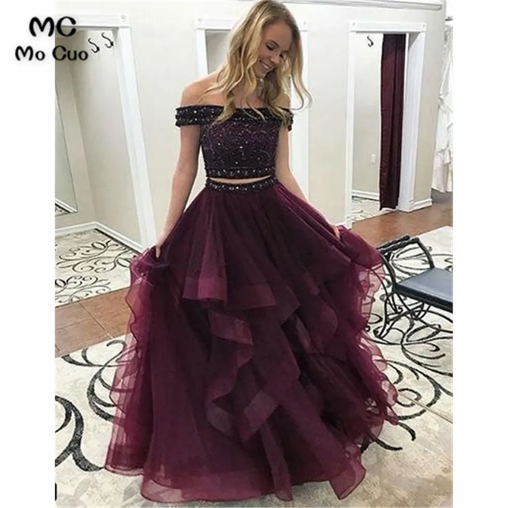 Женское длинное вечернее платье с оборками бордовое бальное открытыми плечами