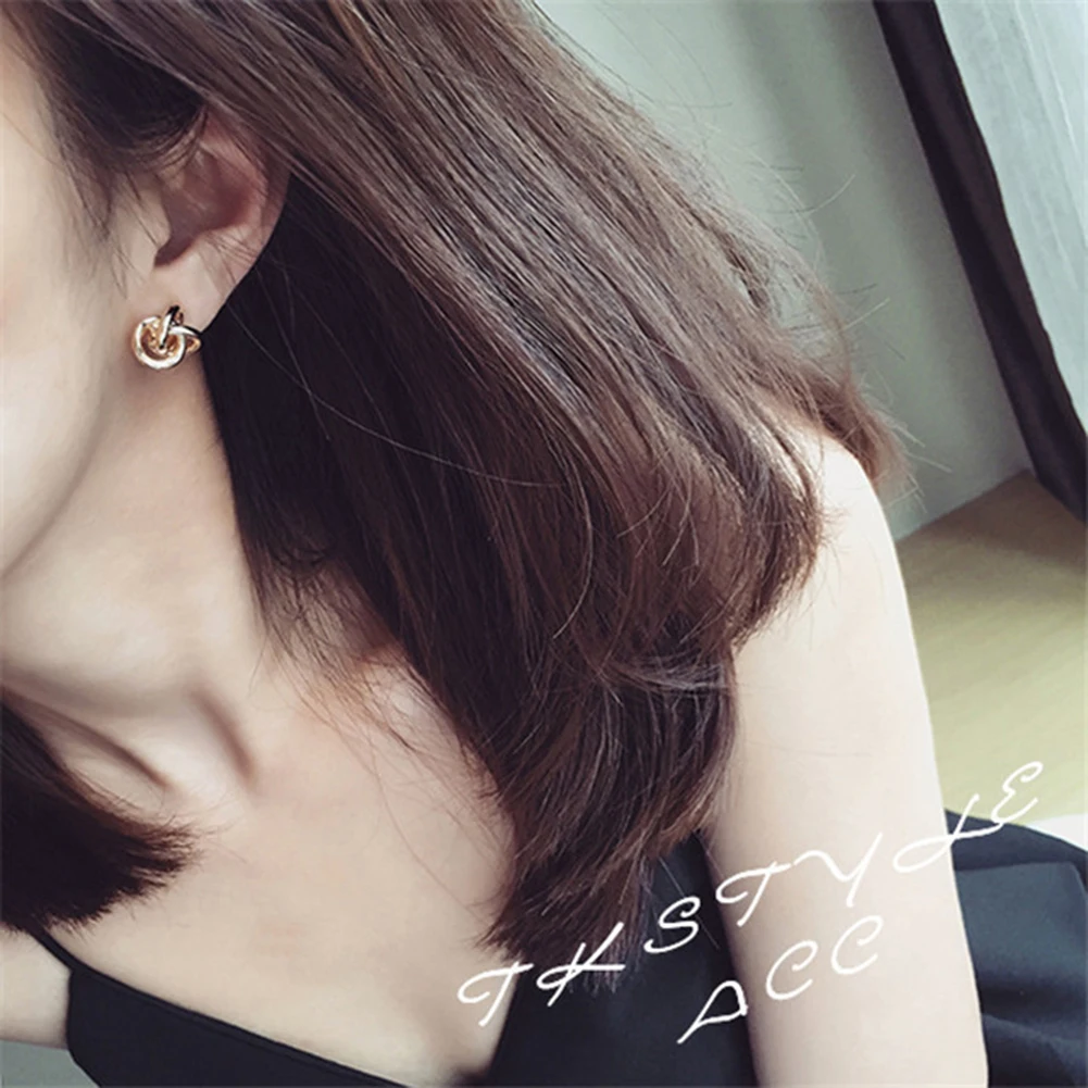 Женские металлические серьги золотого цвета массивное ювелирное изделие