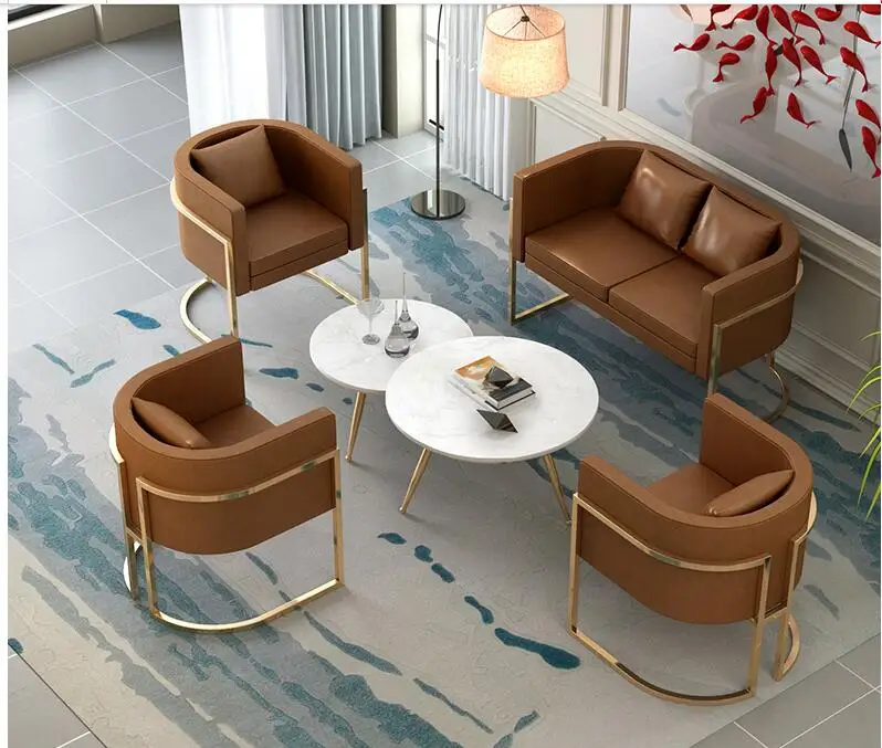 Офисный магазин одежды использует маленький диван контрастный современный