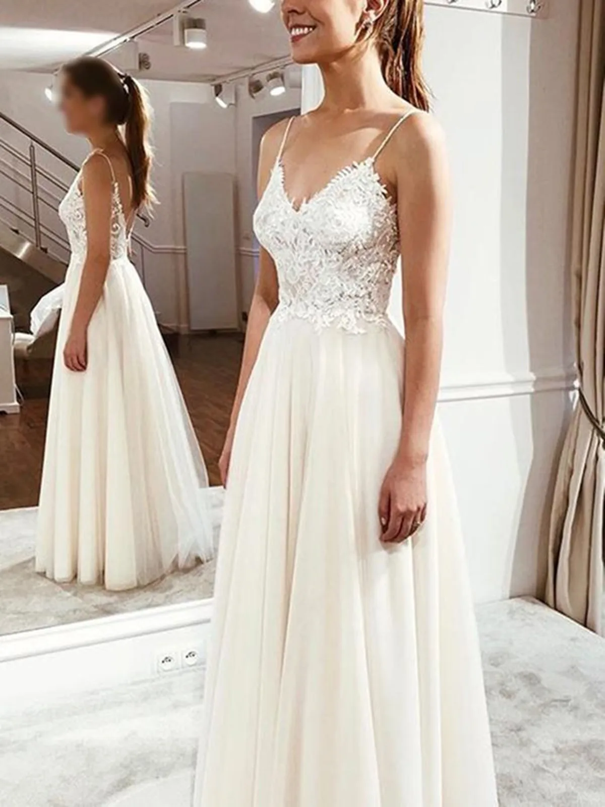 Женское свадебное платье с открытой спиной трапециевидного силуэта на тонких