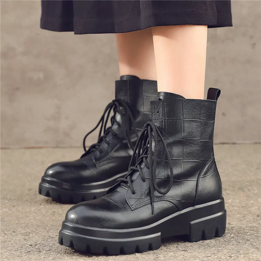 Женские кроссовки из натуральной кожи на вулканизированной подошве со шнуровкой