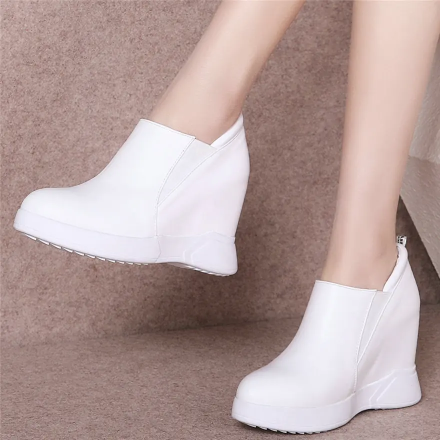 Женские кроссовки из натуральной кожи на танкетке и высоком каблуке с круглым