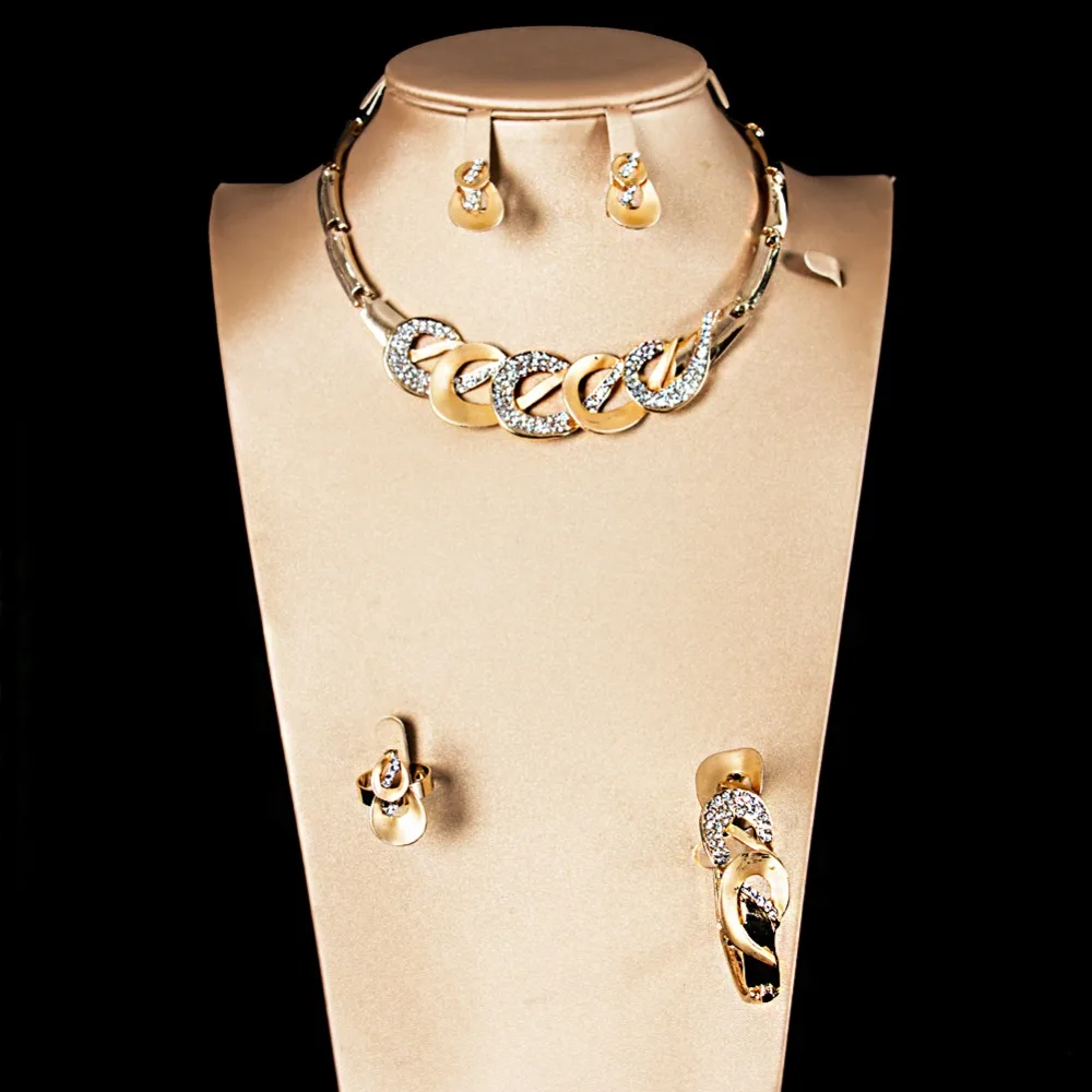 Женский комплект из колье серёг кольца и браслета |