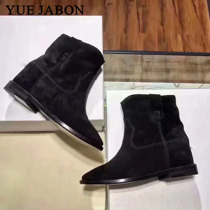 Черные женские замшевые ботильоны с острым носком на плоской/танкетке короткие
