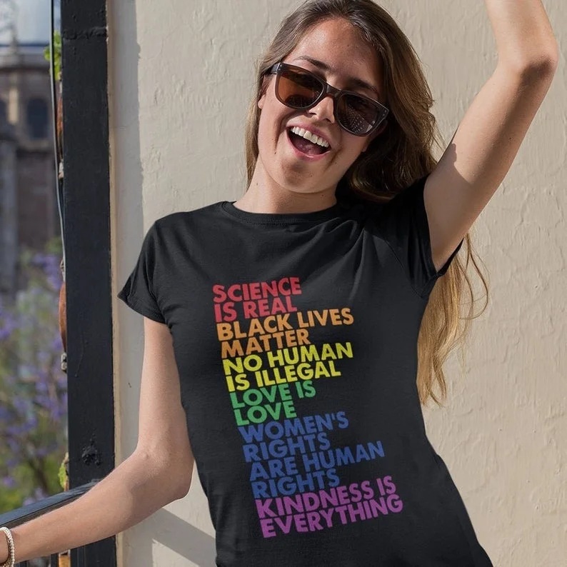 Женская футболка с надписью Science Is Real Black Lives | одежда