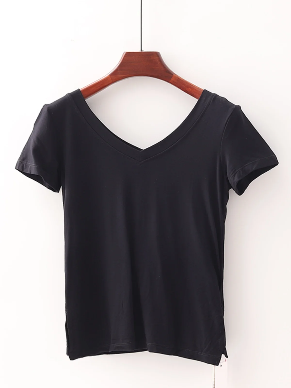 [Qiao] Женская эластичная футболка с v-образным вырезом и брендовой скидкой для