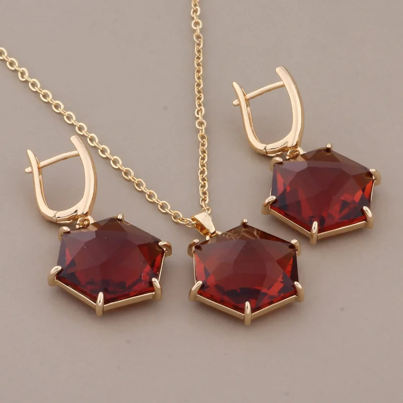 Комплект женских ювелирных изделий из колье серёг и браслета