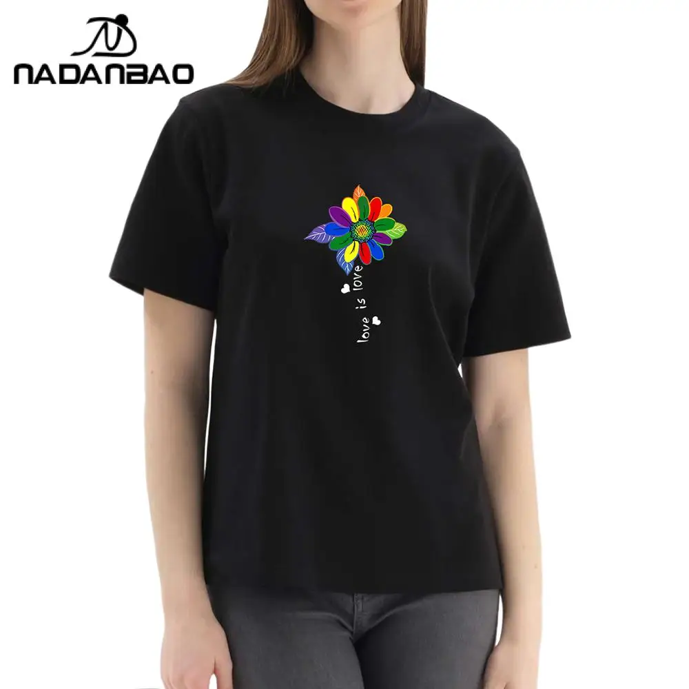 Футболка с радужным цветочным принтом коротким рукавом и круглым вырезом