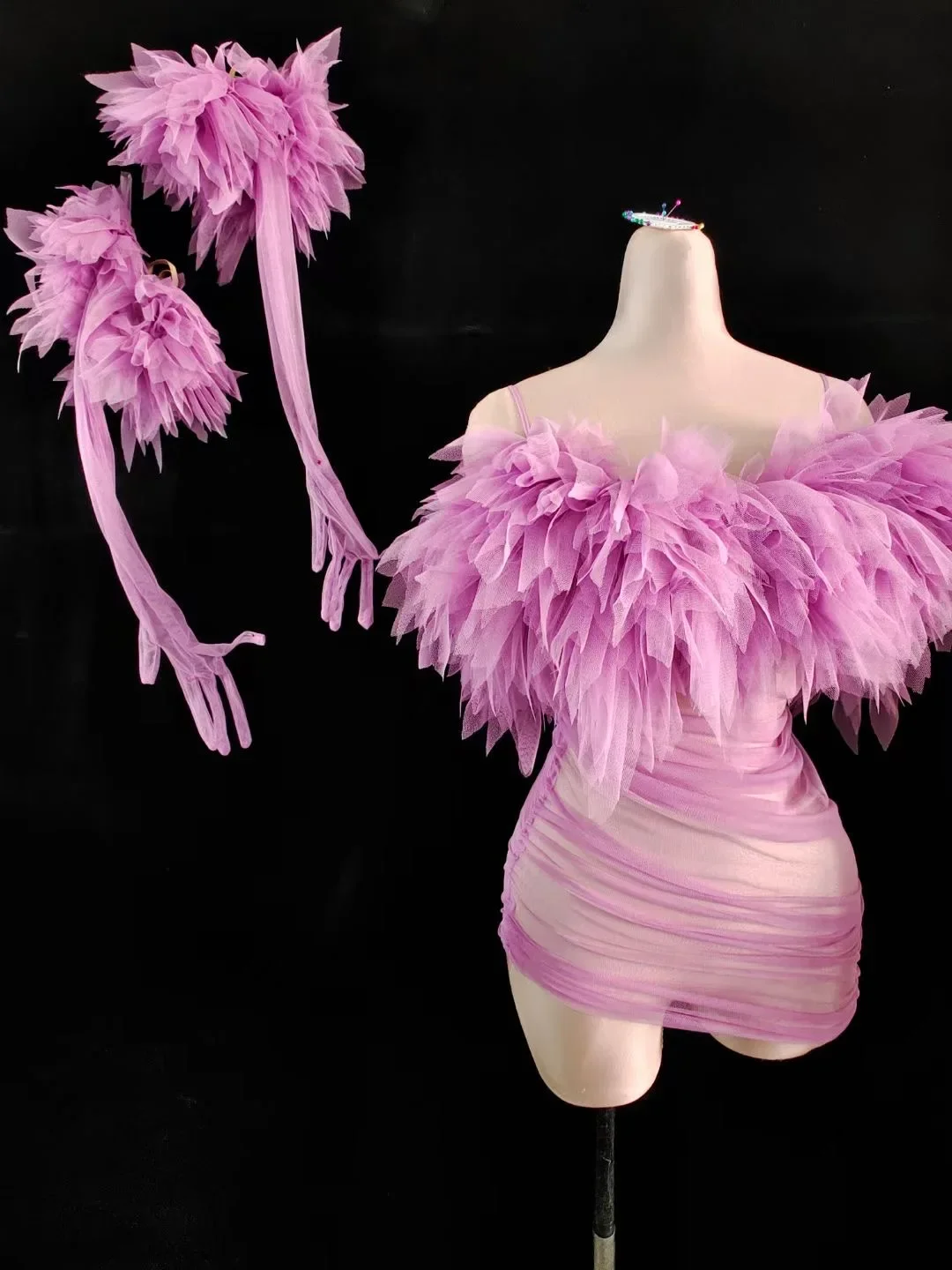 Розовое марлевое сексуальное асимметричное платье на тонких бретельках с