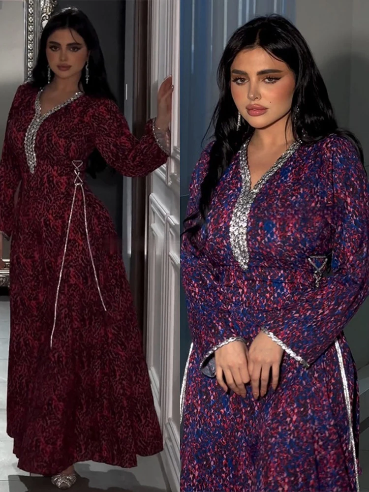 Женское платье с V-образным вырезом длинное поясом