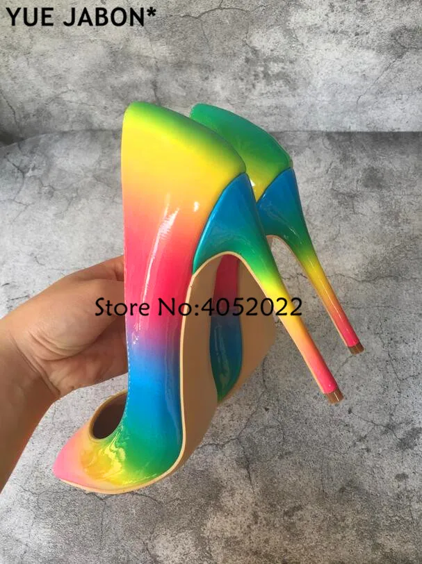 Разноцветные женские туфли на высоком каблуке-шпильке с острым носком и принтом